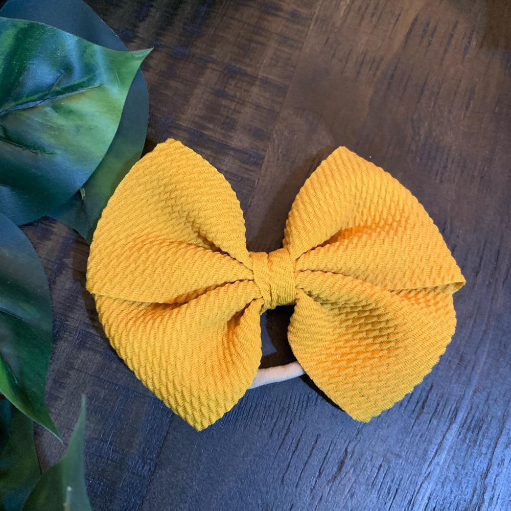 Nylon bow headband.